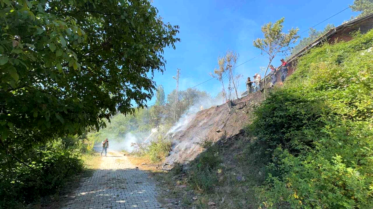 Bahçede çıkan yangın evi küle çeviriyordu