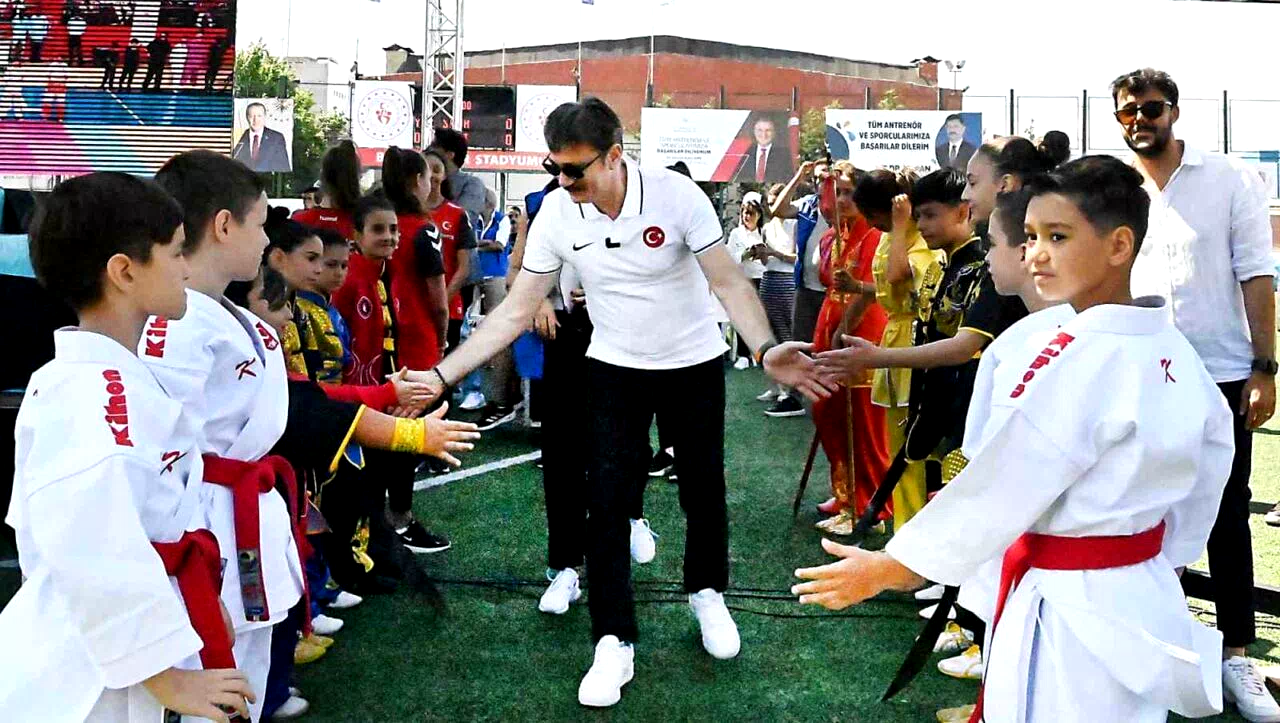 Bahçelievler Stadyumu’nda GSB Spor Okulları açılış töreni gerçekleştirdi