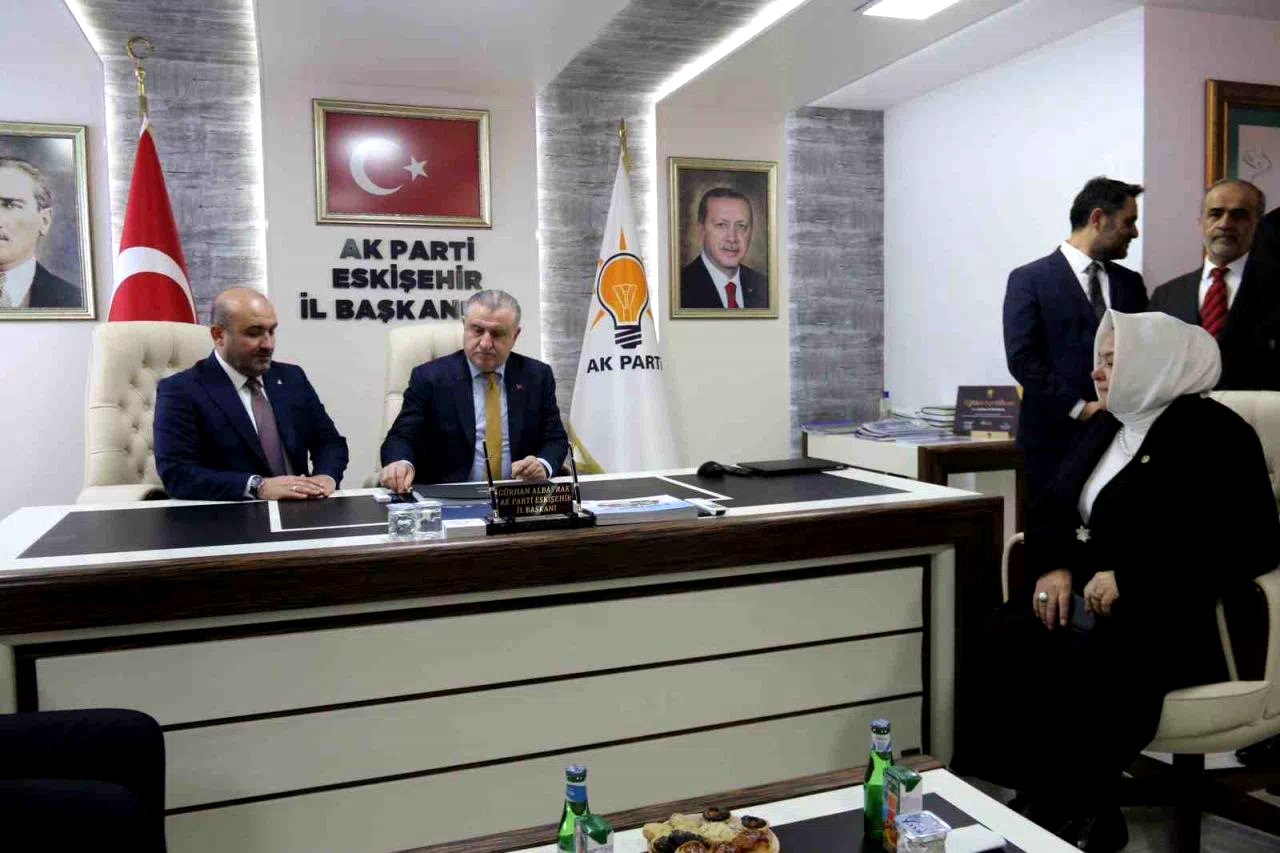 Bakan Bak AK Parti Eskişehir İl Başkanlığı’nı ziyaret etti