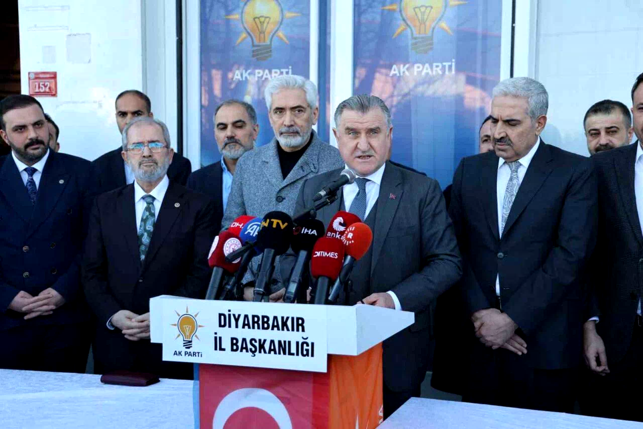 Bakan Bak: “Birileri gibi deprem turisti değiliz, sözümüzü yerine getirdik”