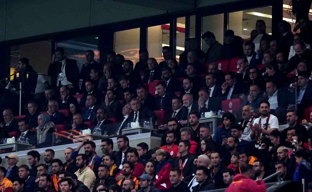 Bakan Bak, Galatasaray – Liverpool maçını takip etti