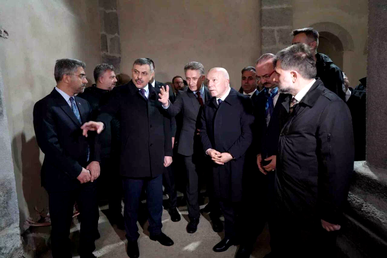 Bakan Çiftçi, Erzurum’da restorasyonu devam eden Fetih Camii’ni inceledi