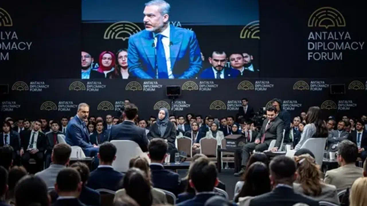 Bakan Fidan üniversitelilerle “ADF Youth”ta buluştu