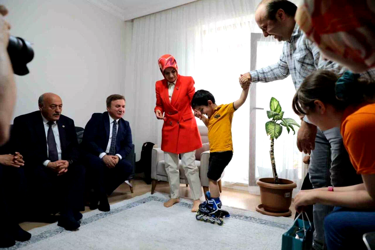 Bakan Göktaş, depremde tüm ailesini kaybeden çocuğu ziyaret etti