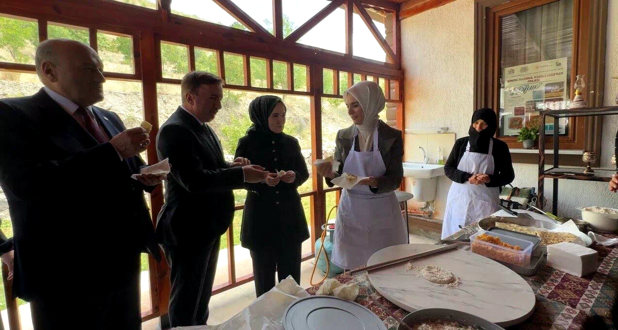 Bakan Göktaş, Erzincan’da kadın kooperatifinde gözleme pişirip ikram etti