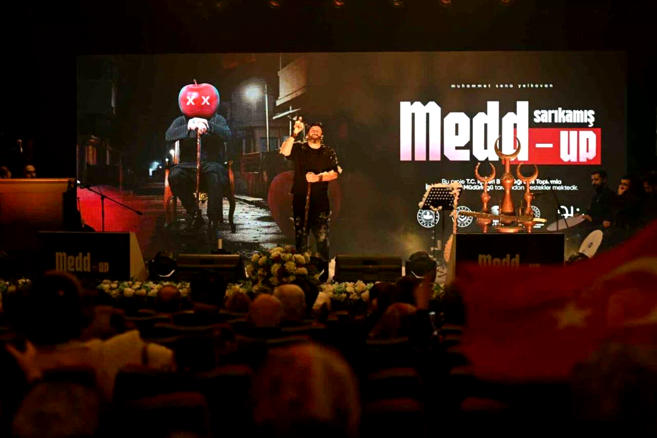 Bakan Göktaş ’Medd-Up’ sahne gösterisini izledi