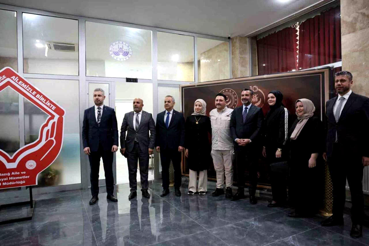 Bakan Göktaş’tan Elazığ’daki genç çiftlere sürpriz telefon: 51 milyon TL’lik dev destek