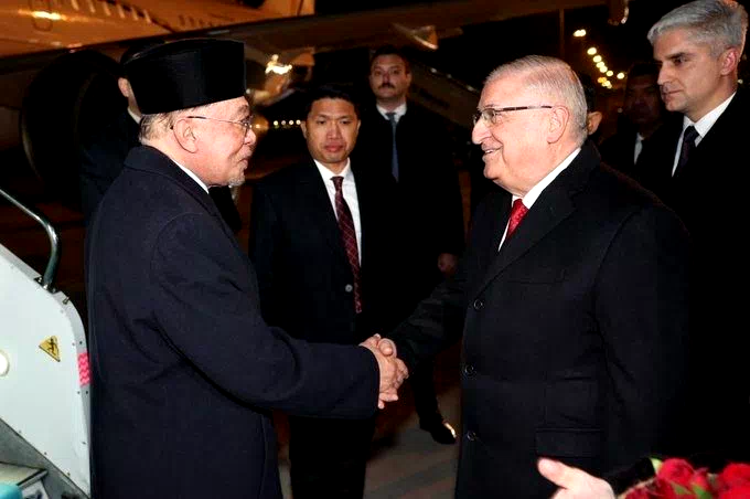 Bakan Güler, Türkiye’ye gelen Malezya Başbakanı İbrahim’i havaalanında karşıladı