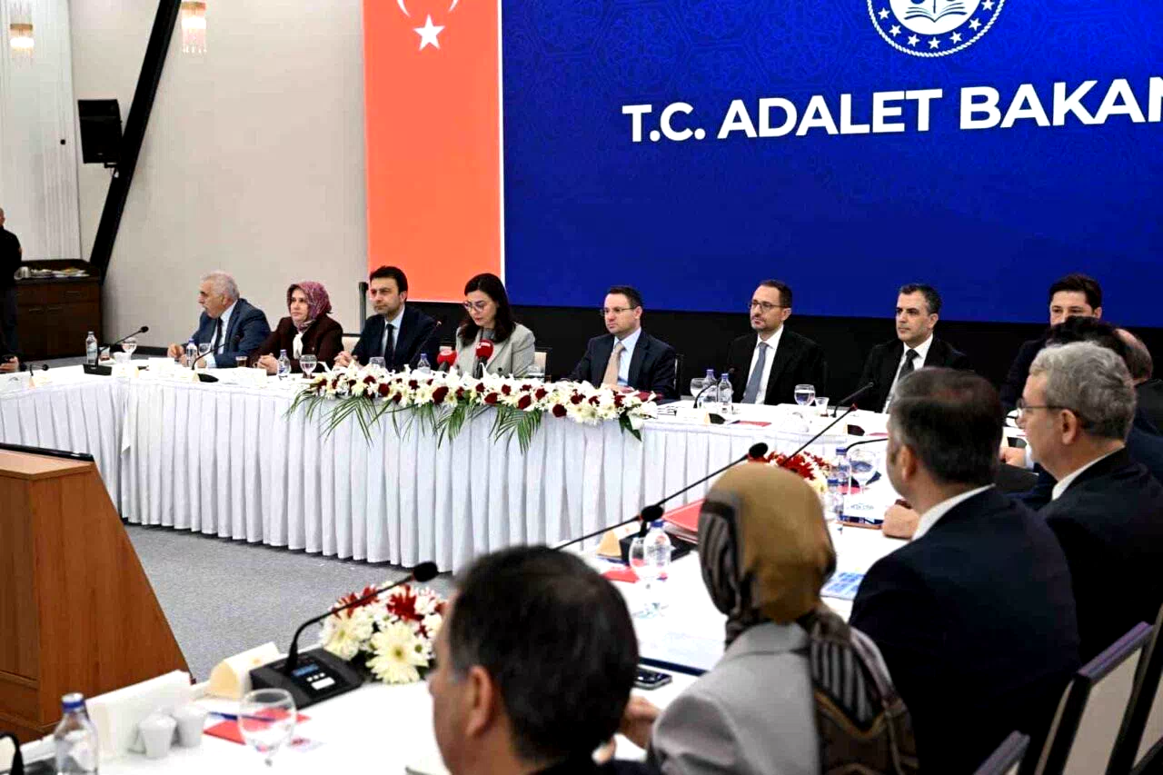 Bakan Gürlek: “Toplumun yüzde 81’inin çocuklara verilen cezaların yetersiz olduğu konusunda bir algısı var”
