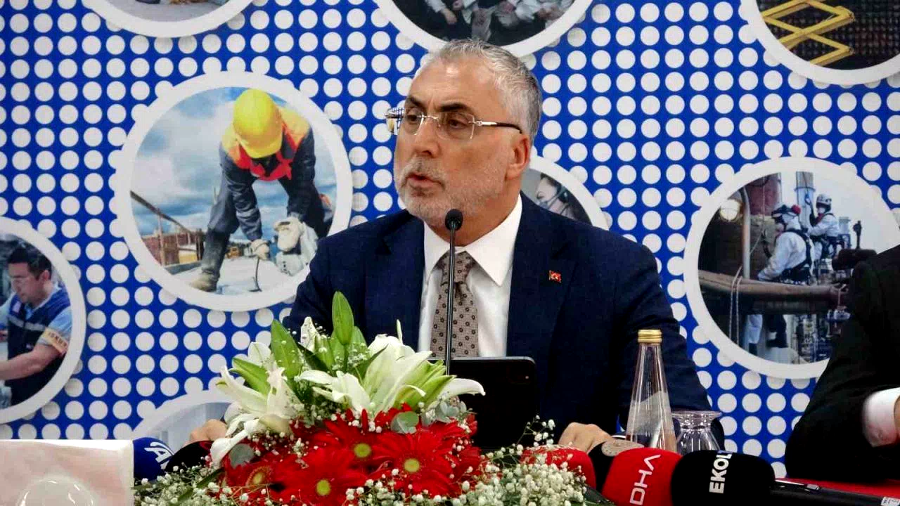 Bakan Işıkhan: “Birileri parti binalarında koltuk kavgası yaparken biz Türkiye’yi adım adım dolaşıyoruz”