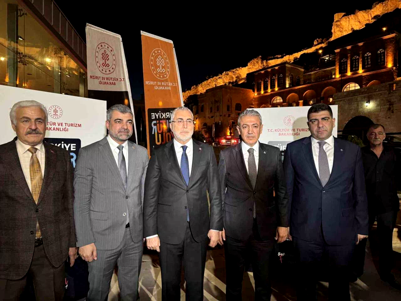 Bakan Işıkhan, Mardin Kültür Yolu Festivali’ndeki sergileri gezdi: “Türkiye’nin mozaiğini özetlediğimizde Mardin müthiş bir coğrafya”