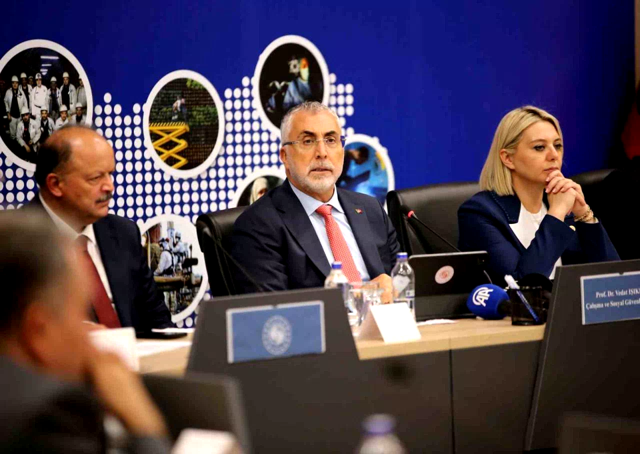 Bakan Işıkhan: “‘Türkiye bu badireyi asla atlatamaz’ diyenlere inat her seferinde küllerimizden yeniden doğmasını bildik”