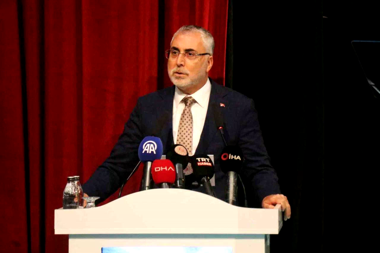 Bakan Işıkhan: “Yüz yılımızı kurtarmak için değil, yüz yıla yön vermek üzere büyük bir mücadele veriyoruz”