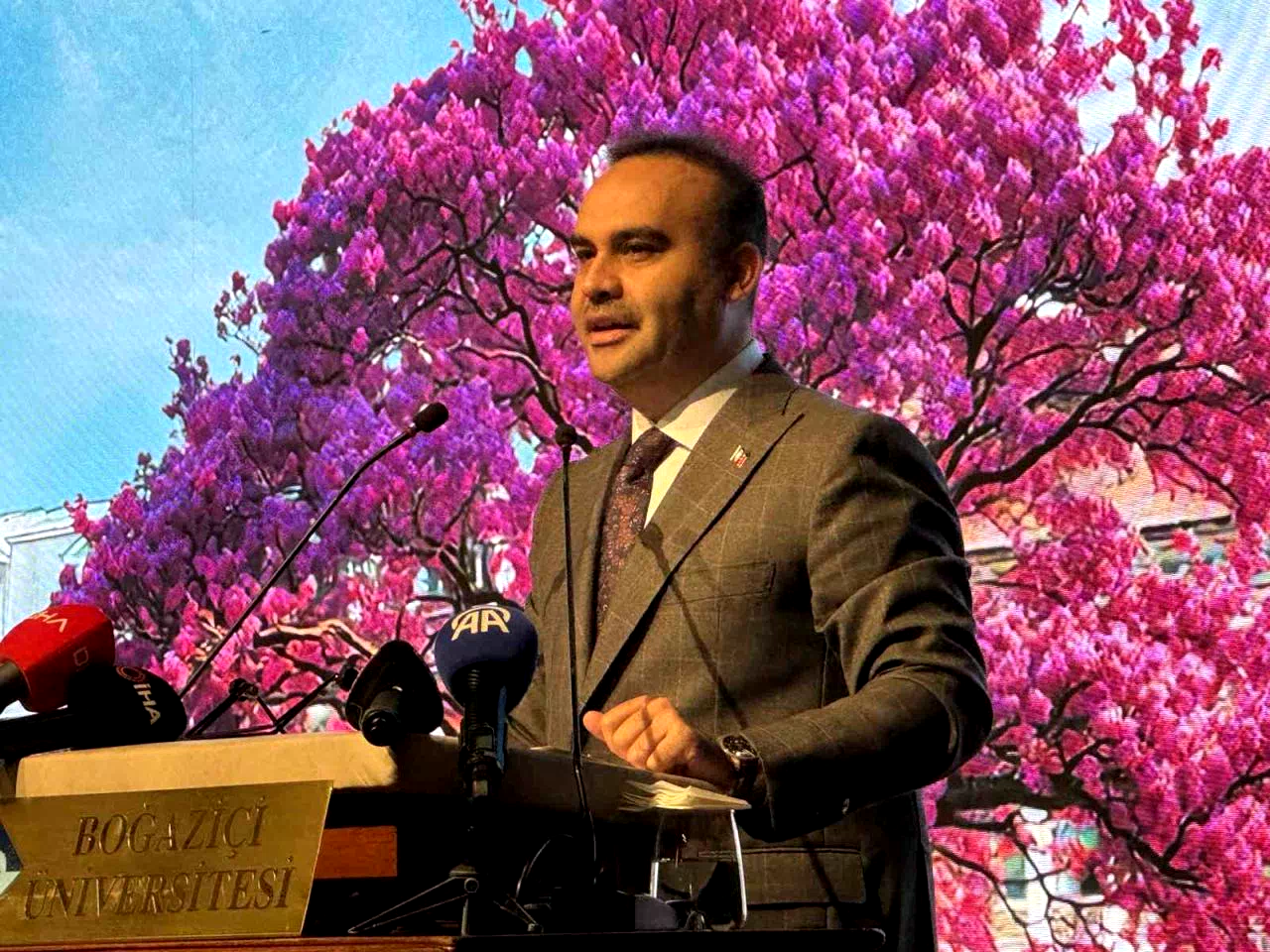 Bakan Kacır: “Biz öyle kuvvetleneceğiz ki dünyadaki hiçbir zalim bir masuma zarar vermeye cesaret edemeyecek”