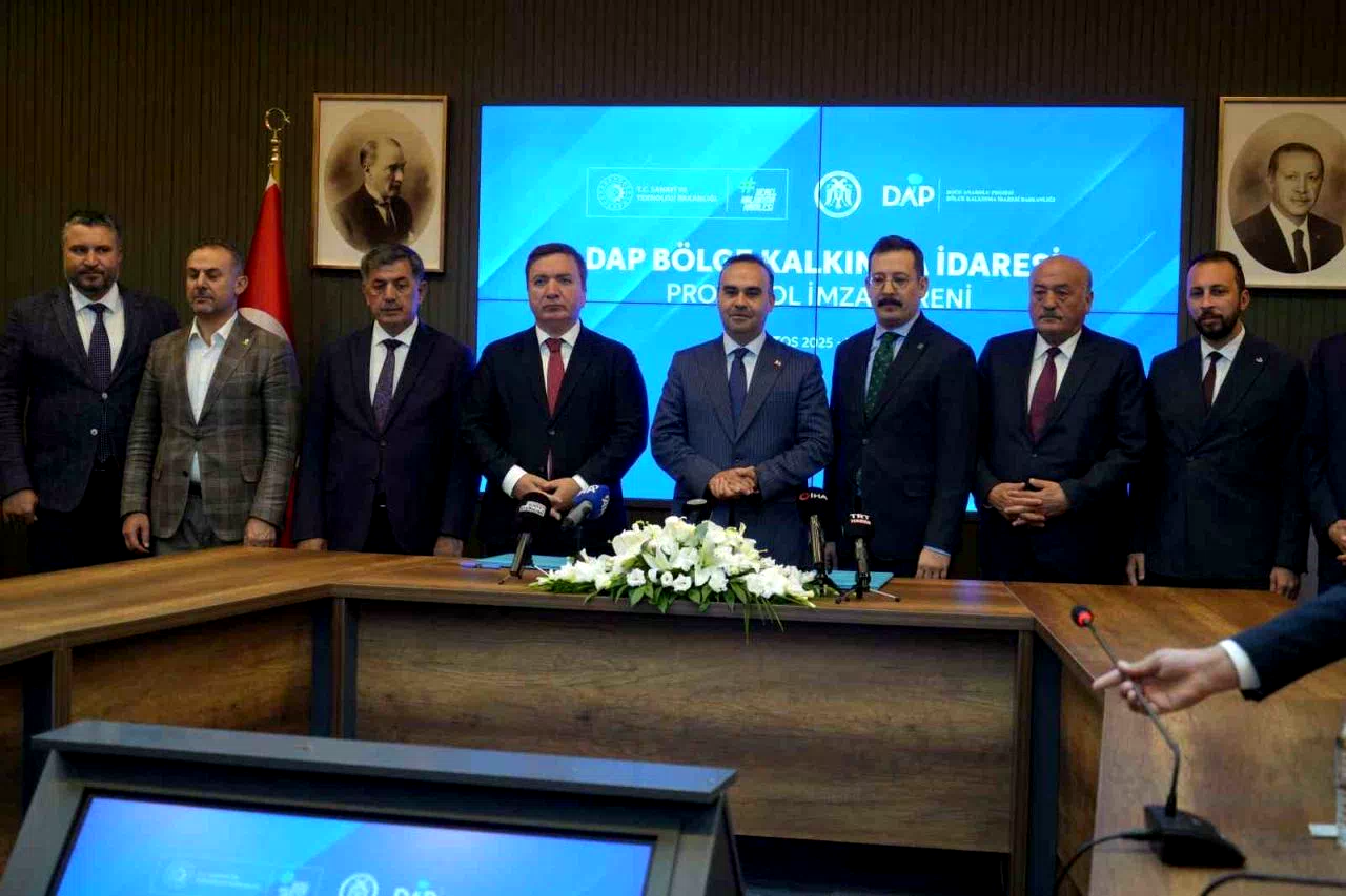 Bakan Kacır, Erzincan’da protokol imza törenine katıldı