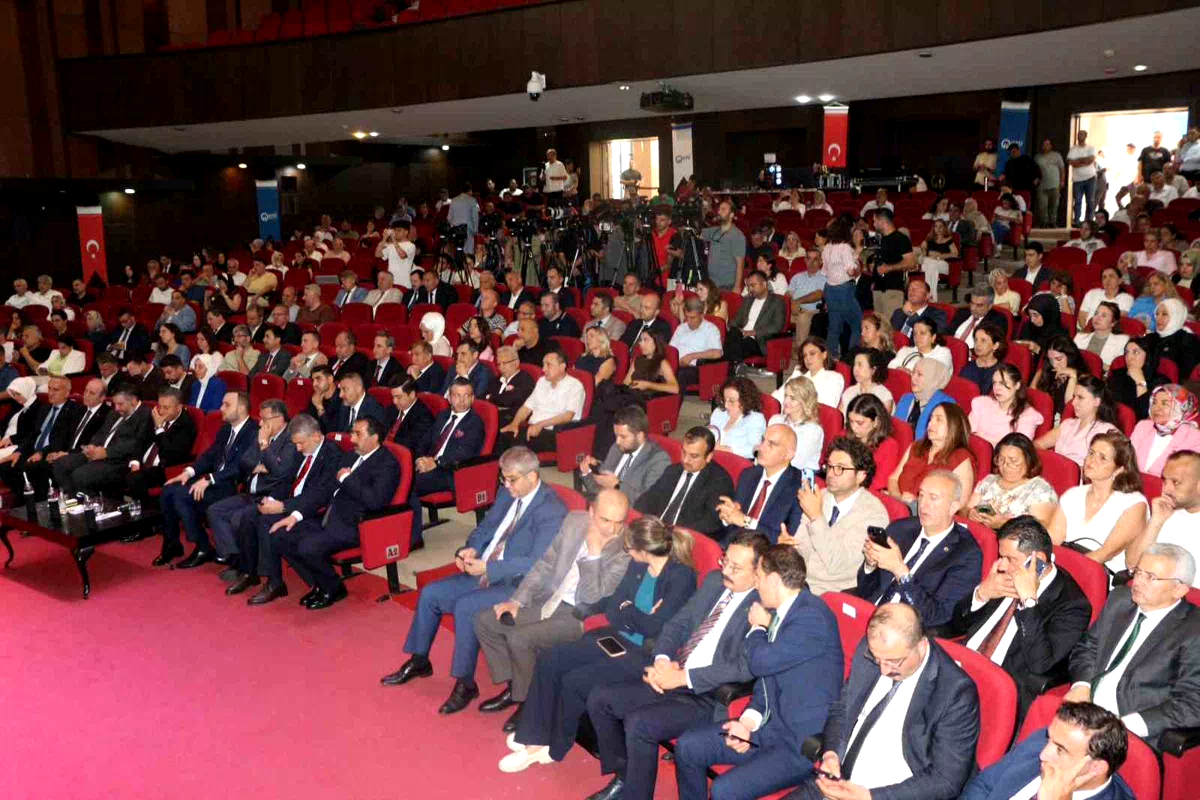 Bakan Kacır: "Sanayi devriminden bu yana yaklaşık 1,5 derece ısınan yerküre, bugün alarm veriyor"