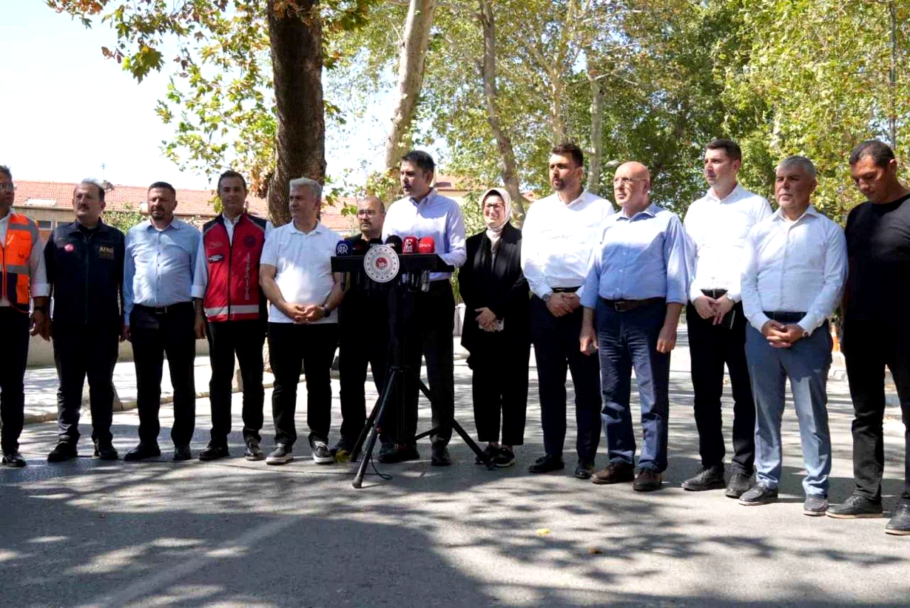 Bakan Kurum’dan Sındırgı depremi sonrası önemli açıklamalar