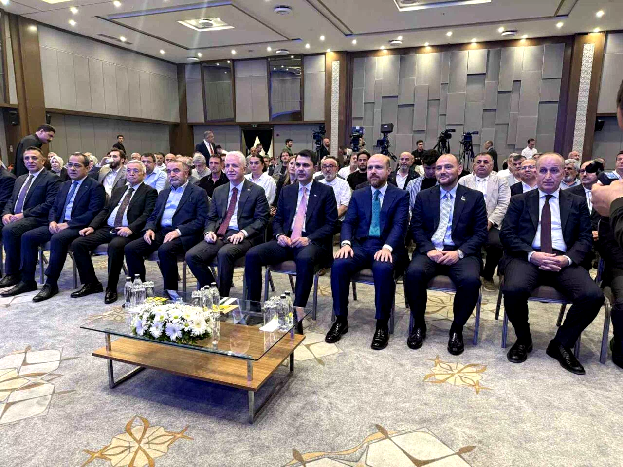 Bakan Kurum: “Yarısı Bizden kampanyası kapsamında İstanbul’un 39 ilçesinde 233 bin konutun dönüşüm süreci devam ediyor”