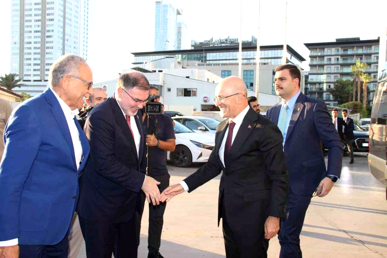 Bakan Şimşek: “İş insanlarıyla istişareler faydalı oldu, İzmir’in birçok konusuna vakıf olduk”