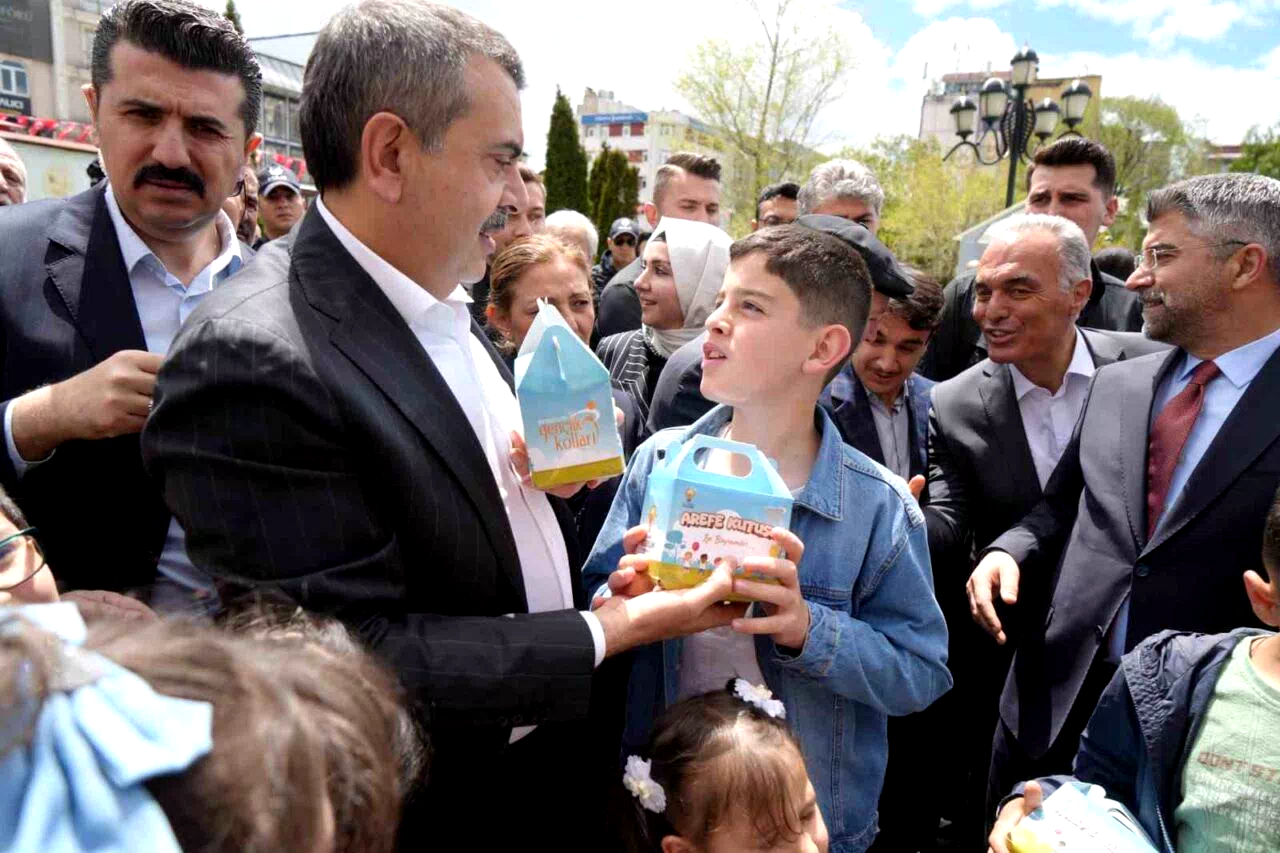 Bakan Tekin: “(CHP’deki olaylar) Bu olayın arkasında başka bir şaibe aramaya gerek yok, yeterince şaibe zaten orada var”