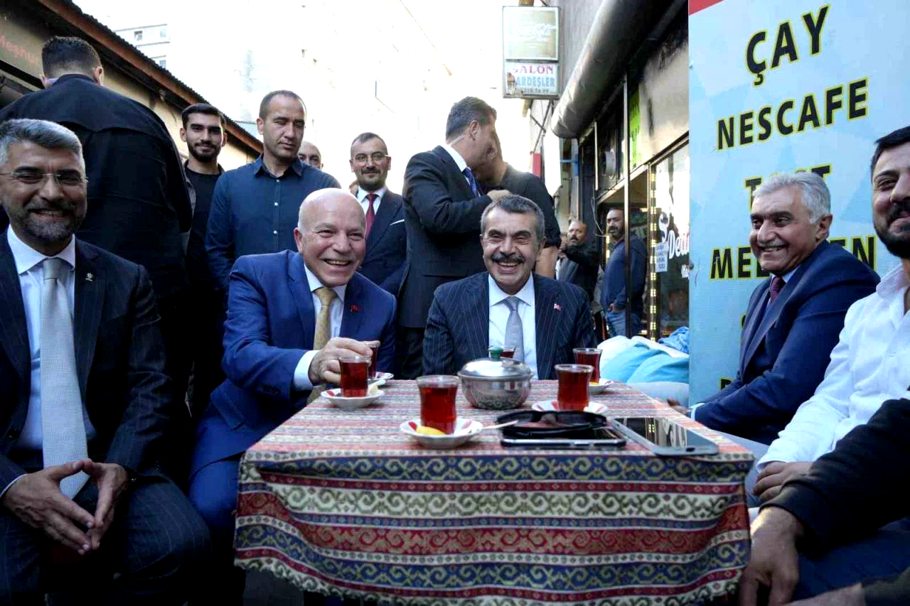 Bakan Tekin, Erzurum’da esnafla buluştu