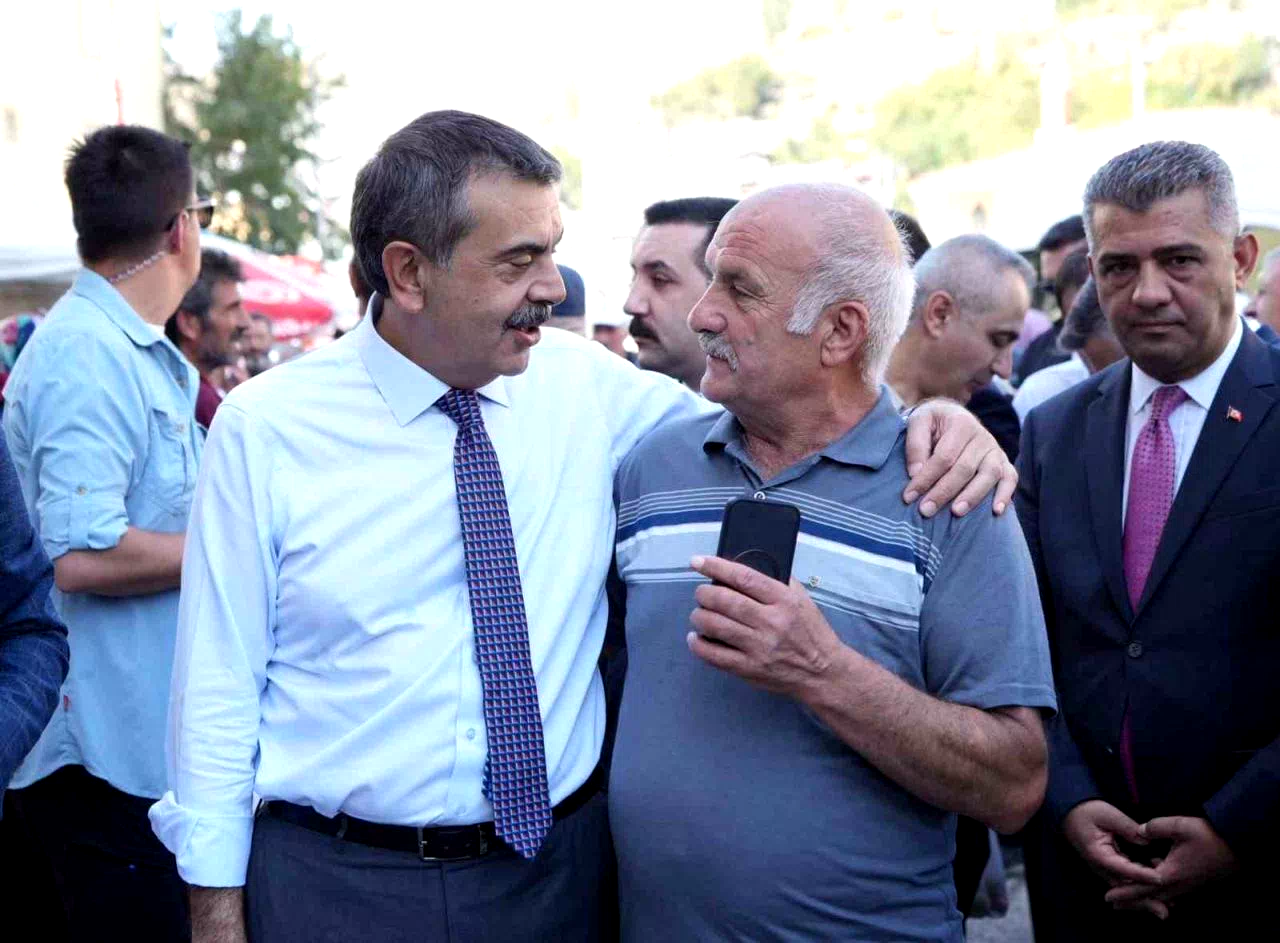 Bakan Tekin memleketi Uzundere’de