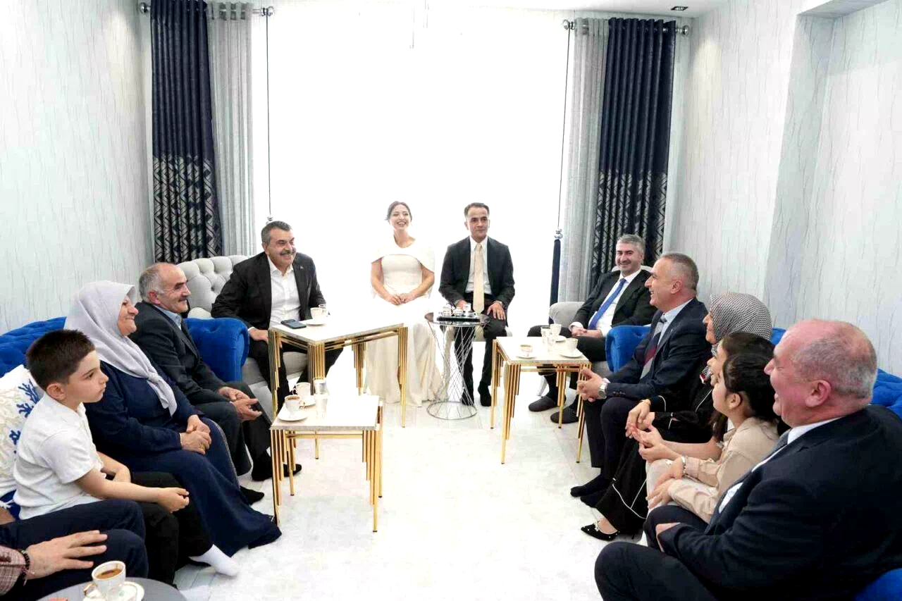 Bakan Tekin nişan törenine katıldı
