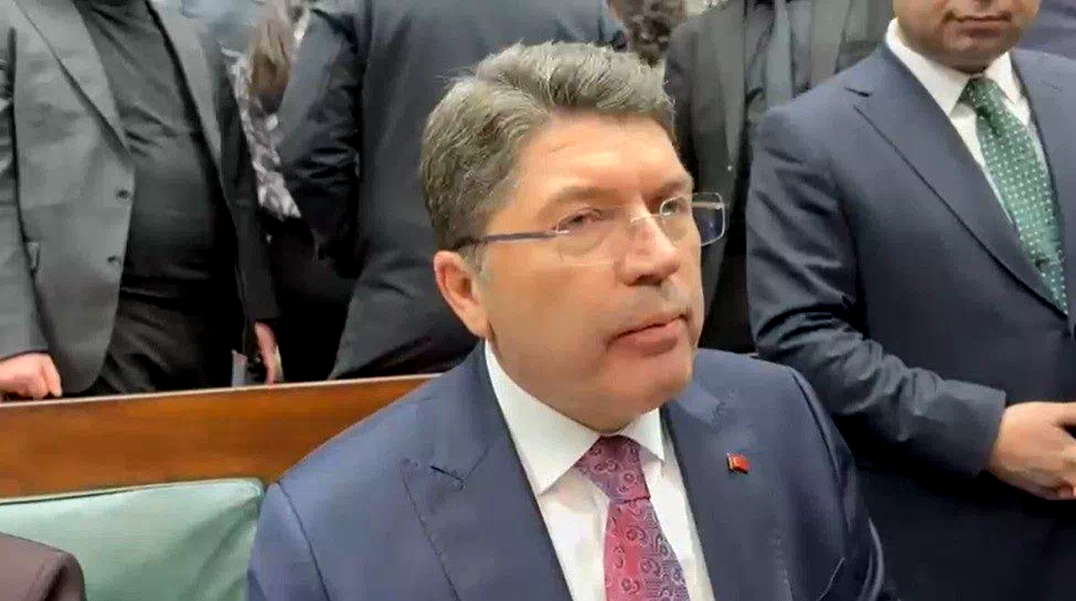 Bakan Tunç: “Bayrak indirme olayıyla ilgili 14 kişi gözaltına alındı, gözaltı süreçleri devam ediyor”