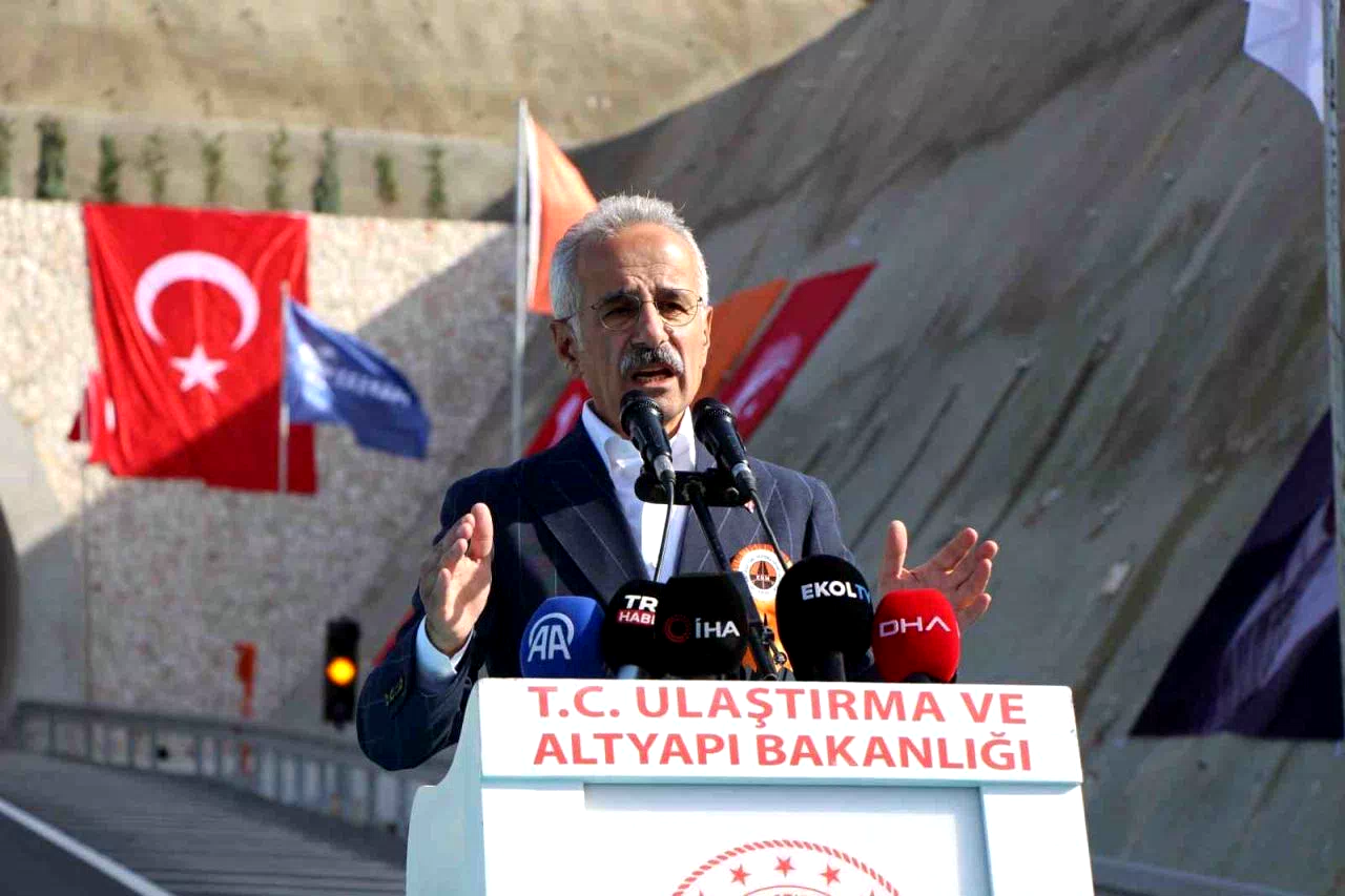 Bakan Uraloğlu: “Badal Tüneli’nin kıymetini uzun yol şoförlerimiz bilir”