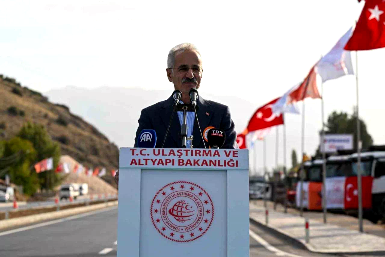 Bakan Uraloğlu: “Dünyanın çevresinin 4’te 3’ü kadar bölünmüş yol yaparak, 30 bin kilometrelik dev eşiği geride bıraktık”