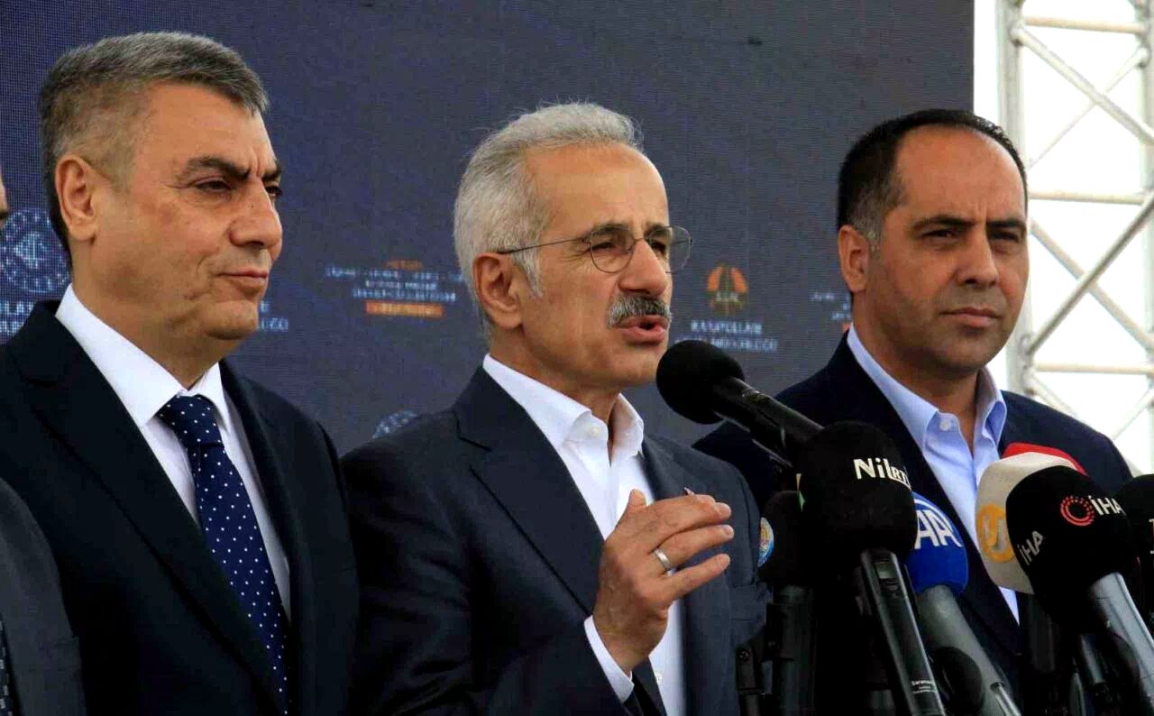 Bakan Uraloğlu duyurdu:”Çeşmeli-Kızkalesi Otoyolunda ilk kısım temmuz ayında açılacak”