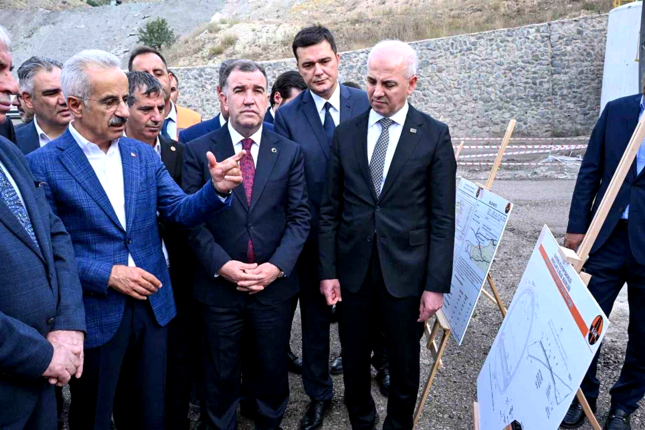 Bakan Uraloğlu, Kop Tüneli’ndeki çalışmaları yerinde inceledi