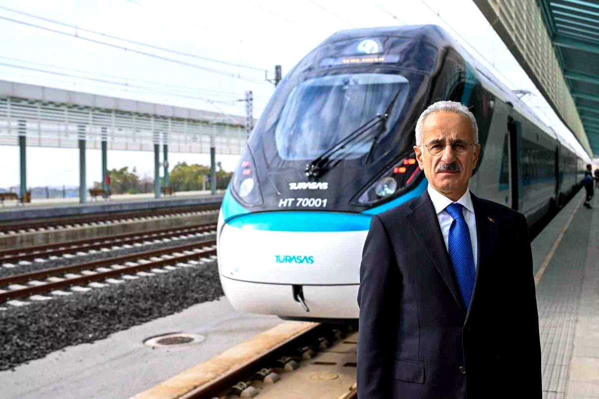 Bakan Uraloğlu: "Saatte 225 kilometre hızla hizmet verecek olan trenimizle saatte 250 kilometre hızı Ankara-Kırıkkale arasında denedik"