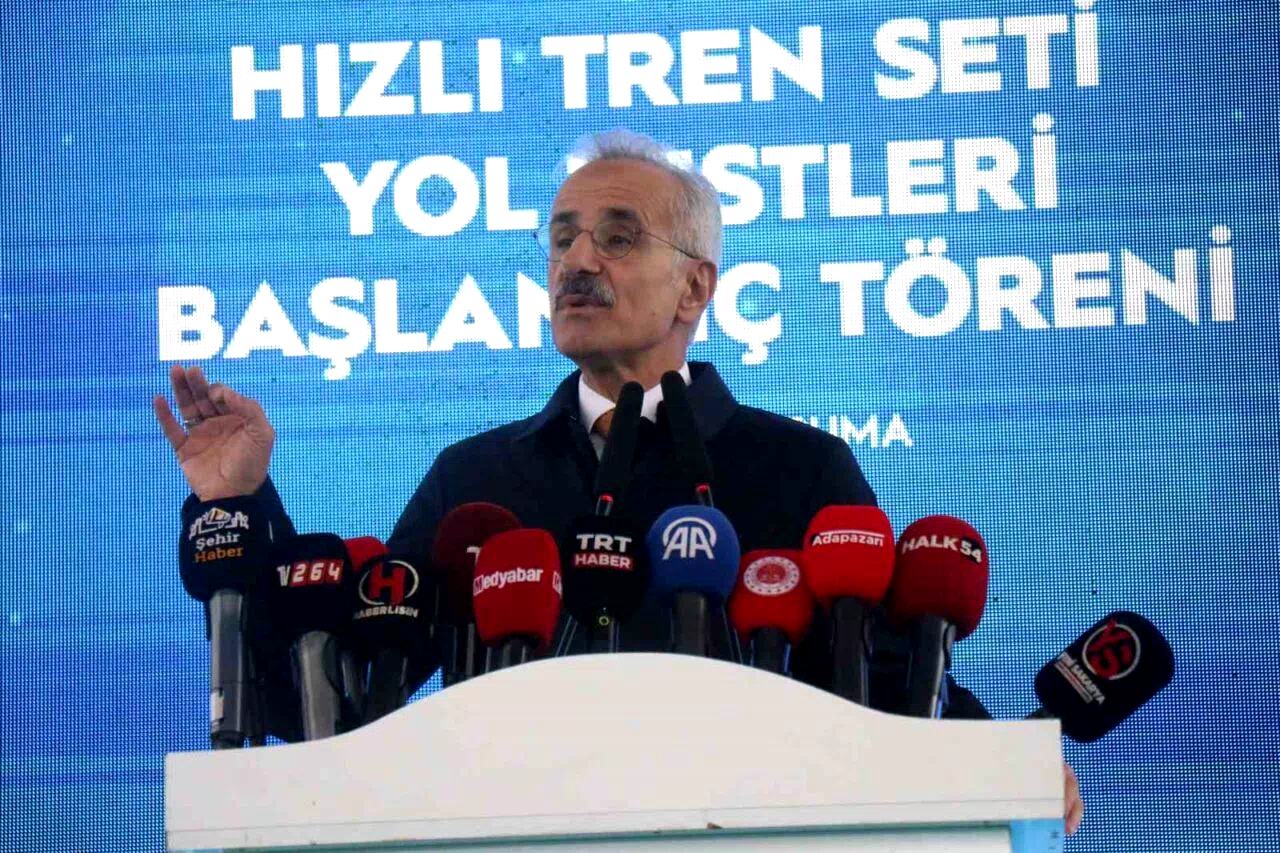 Bakan Uraloğlu: “Türkiye’nin 225 kilometre hıza sahip milli elektrikli hızlı trenimizin yol testlerini bugün resmen başlatıyoruz”