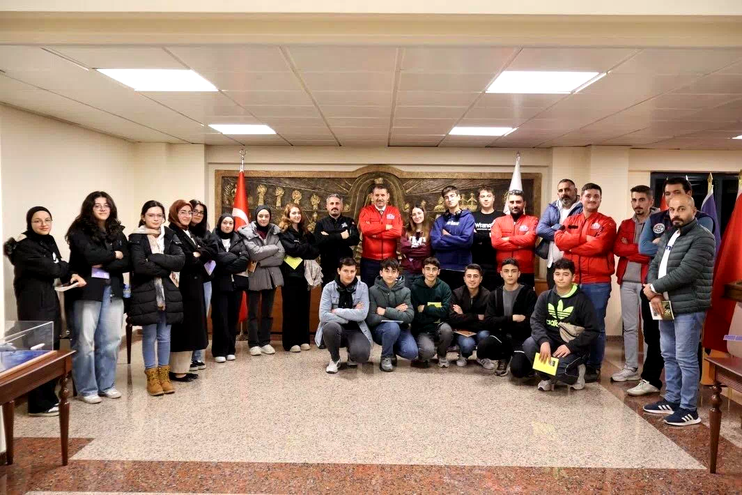 Bakan Yardımcısı Ayhan, Bayburtlu gençleri bakanlıkta ağırladı