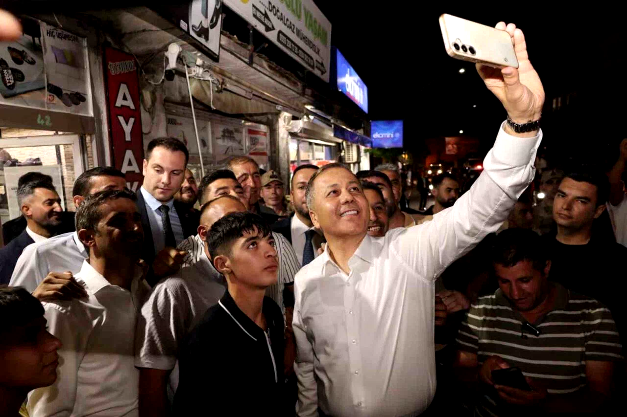 Bakan Yerlikaya Ağrı’da esnafla buluştu