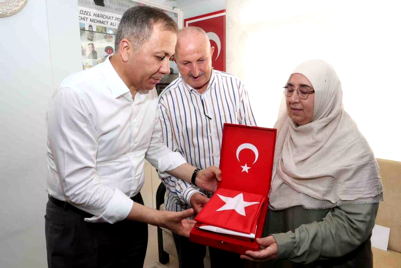 Bakan Yerlikaya’dan şehit Ahmet Doğan’ın Denizli’deki baba ocağına ziyaret