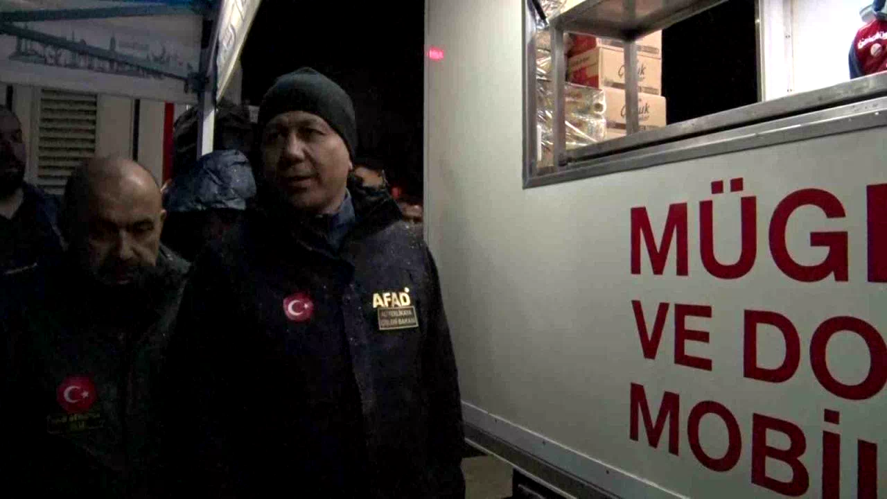 Bakan Yerlikaya, deprem bölgesinde incelemelerde bulundu
