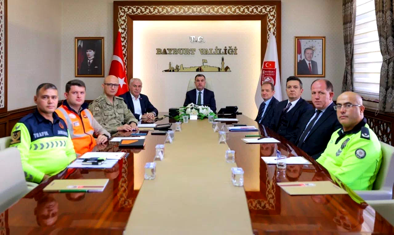 Bakan Yerlikaya ve Uraloğlu, valilerle VKS üzerinden toplantı yaptı