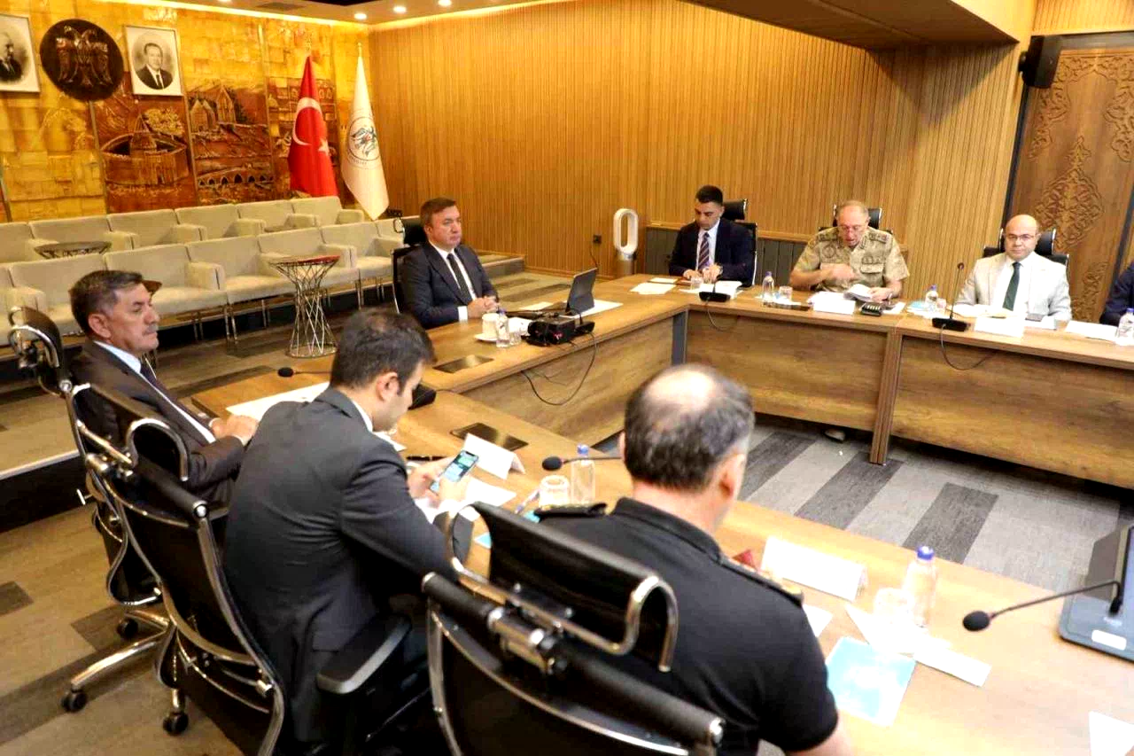 Bakan Yerlikaya ve Uraloğlu, valilerle VKS üzerinden toplantı yaptı