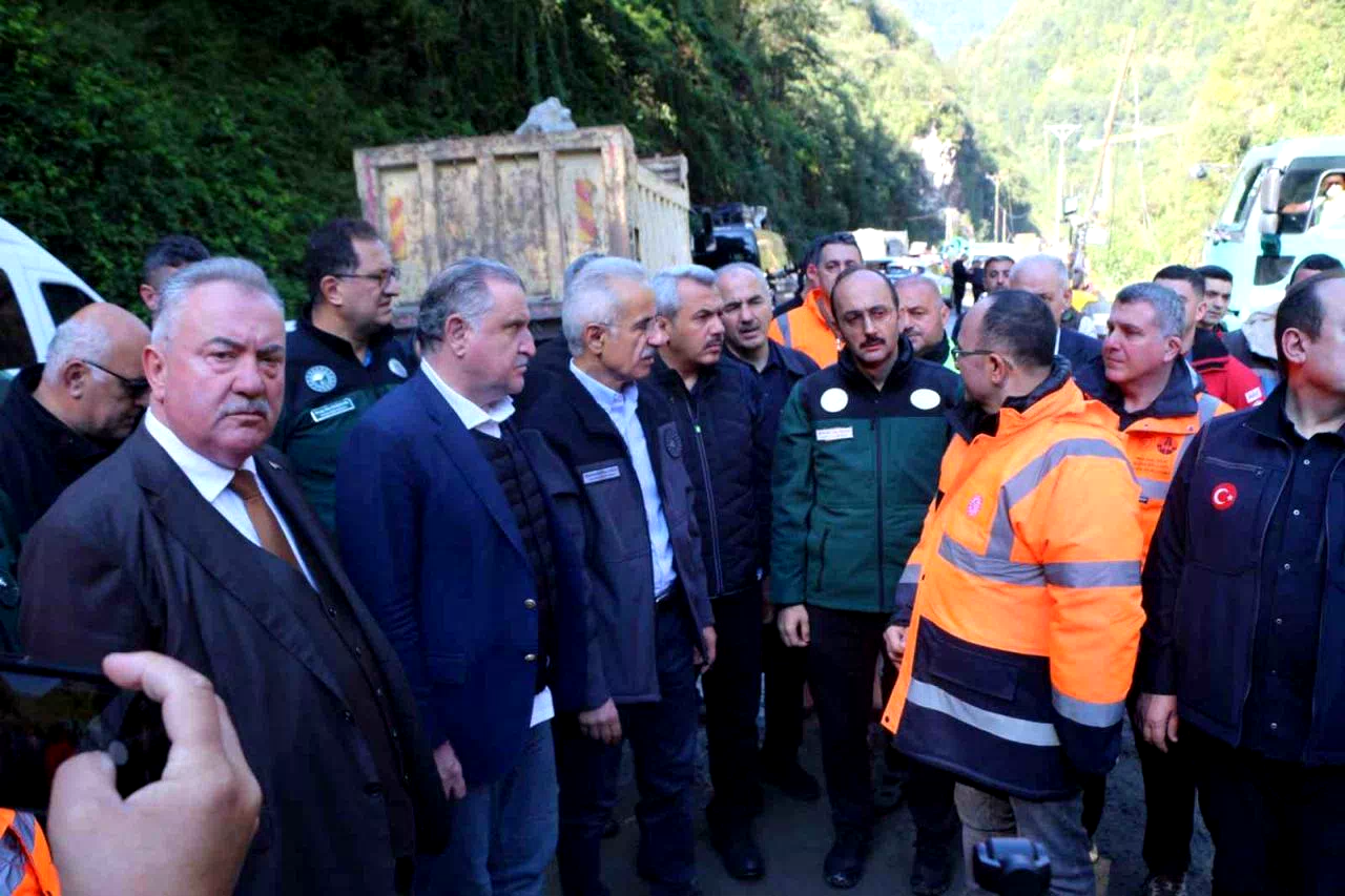 Bakanlar Abdulkadir Uraloğlu ve Aşkın Osman Bak Ayder Yaylası yolunda incelemelerde bulundu