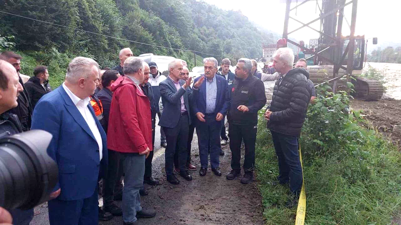 Bakanlar Uraloğlu ve Bak Rize’de sel bölgesinde