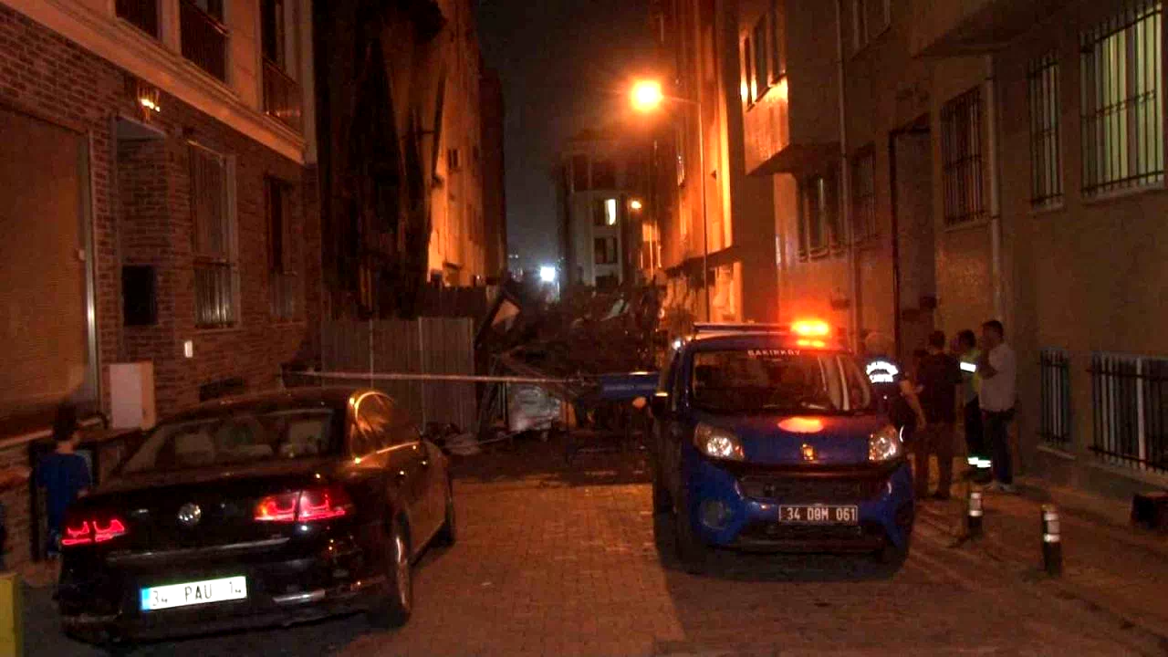 Bakırköy’de tarihi ahşap binada çökme meydana geldi