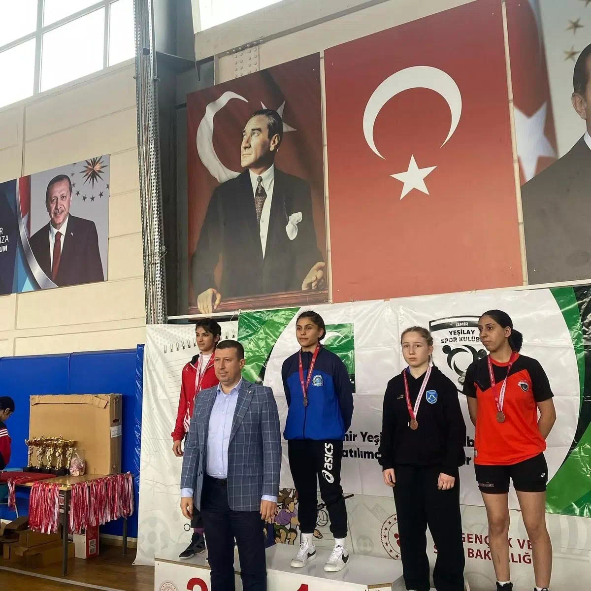 BALIKESİR BÜYÜKŞEHİR BELEDİYESPOR, İZMİR’DE DÜZENLENEN KADIN GÜREŞ TURNUVASINDA 7 MADALYA KAZANARAK BAŞARIYA İMZA ATTI.