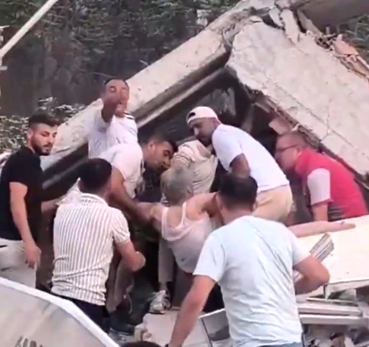 Balıkesir’de 6.2’lik deprem: Bir kişi enkazdan sağ çıkarıldı