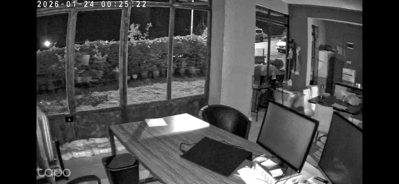 Balıkesir’de meydana gelen deprem Bursa’da işyerinin kamerasına yansıdı
