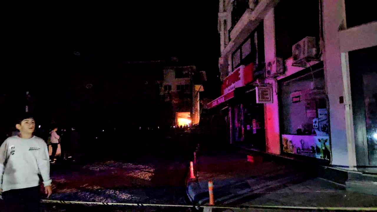 Balıkesir Sındırgı’da 6.1’lik depremde üç bina yıkıldığı öğrenildi