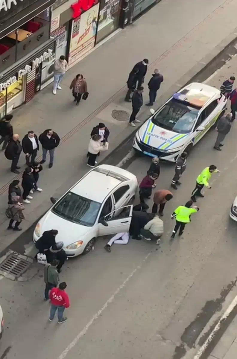 Zonguldak’ta banka çalışanı direksiyon başında kalp krizi geçirdi, hastaneye kaldırıldı.