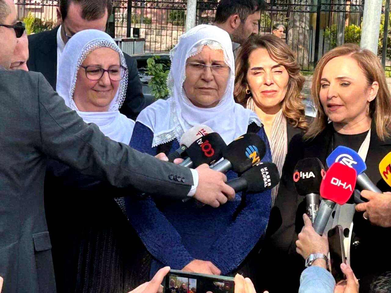 ‘Barış Anneleri’ heyeti Adalet Bakanlığına Öcalan’la görüşmek için dilekçe sundu