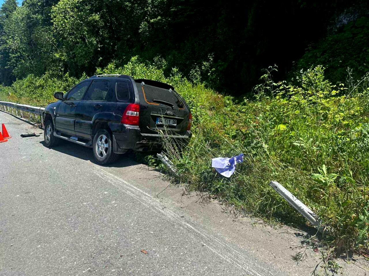 Bariyer aracın motoruna saplandı: 1 yaralı